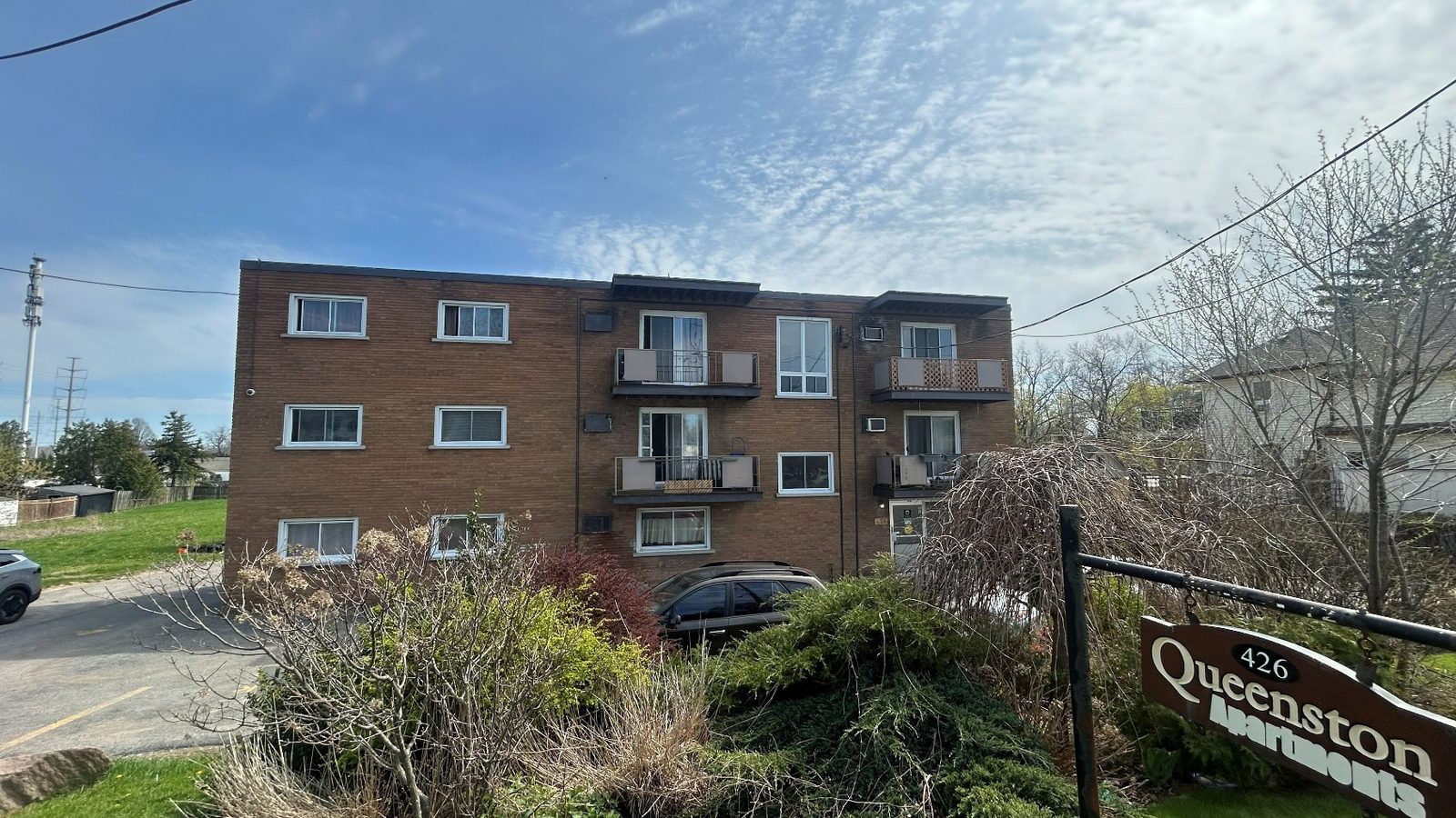 426 Queenston Street, St. Catharines: a three-storey 1970s masonry residential building